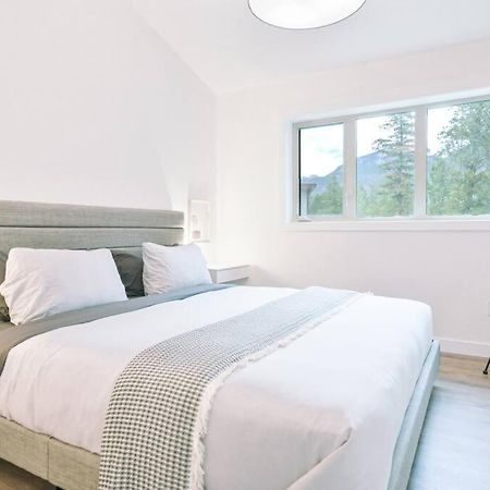 Oasis Getaway, Mins To Lake, King Bed, Dbl Garage Invermere Bagian luar foto