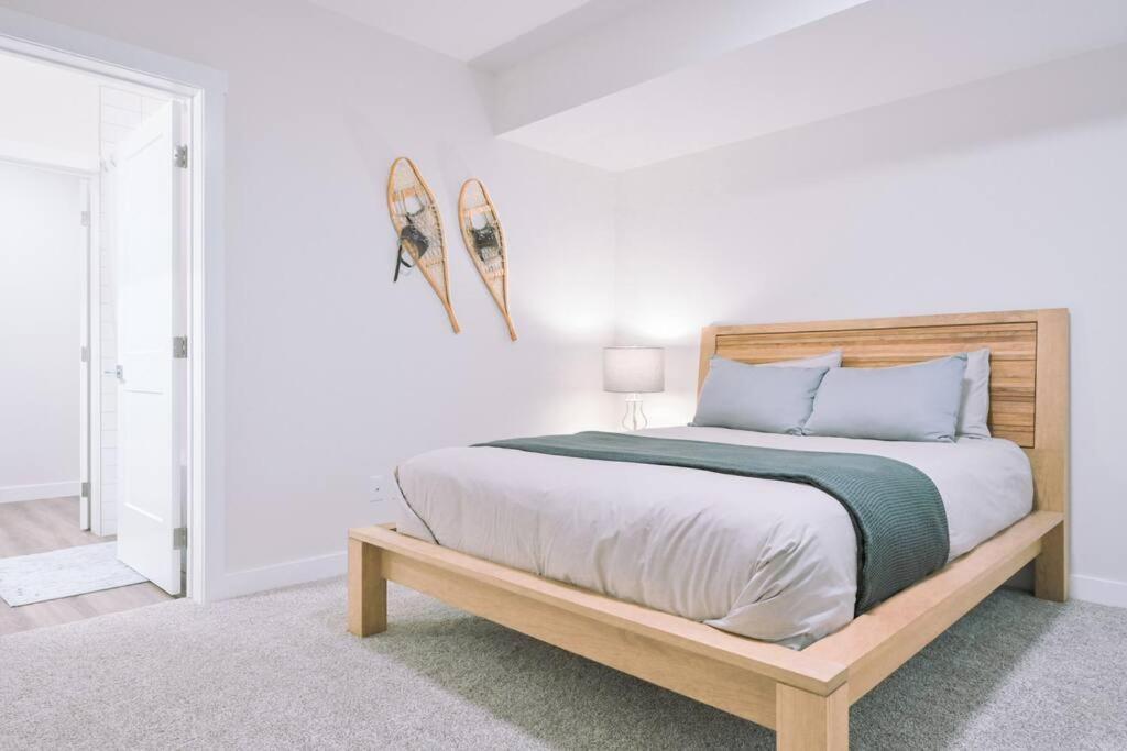 Oasis Getaway, Mins To Lake, King Bed, Dbl Garage Invermere Bagian luar foto