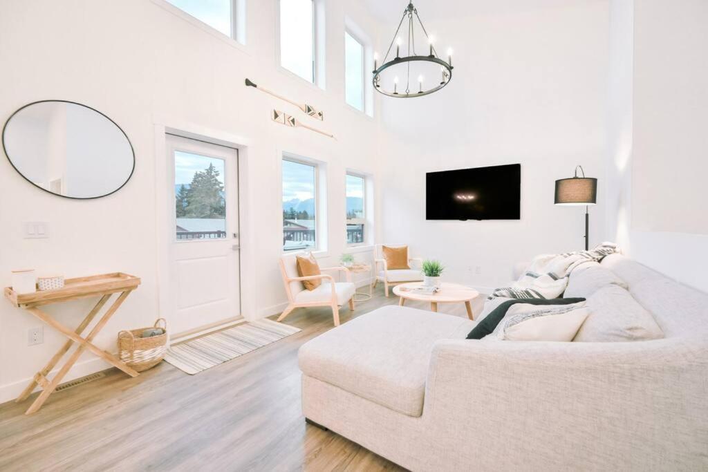 Oasis Getaway, Mins To Lake, King Bed, Dbl Garage Invermere Bagian luar foto
