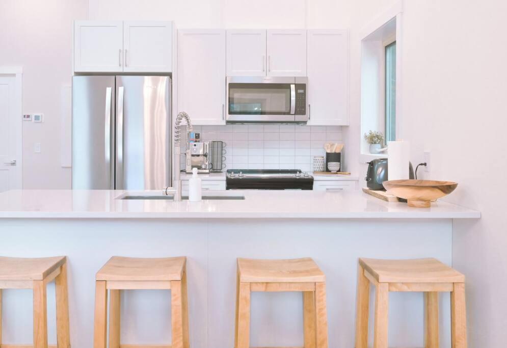 Oasis Getaway, Mins To Lake, King Bed, Dbl Garage Invermere Bagian luar foto