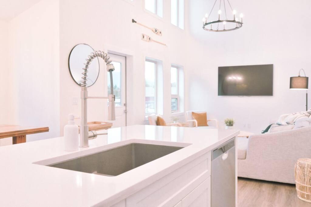 Oasis Getaway, Mins To Lake, King Bed, Dbl Garage Invermere Bagian luar foto