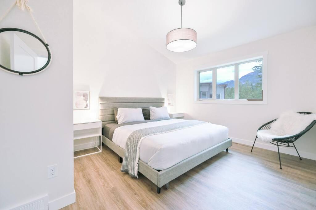 Oasis Getaway, Mins To Lake, King Bed, Dbl Garage Invermere Bagian luar foto