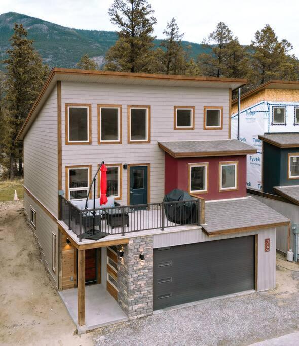 Oasis Getaway, Mins To Lake, King Bed, Dbl Garage Invermere Bagian luar foto