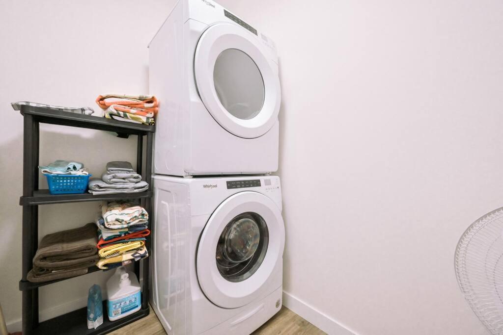 Oasis Getaway, Mins To Lake, King Bed, Dbl Garage Invermere Bagian luar foto