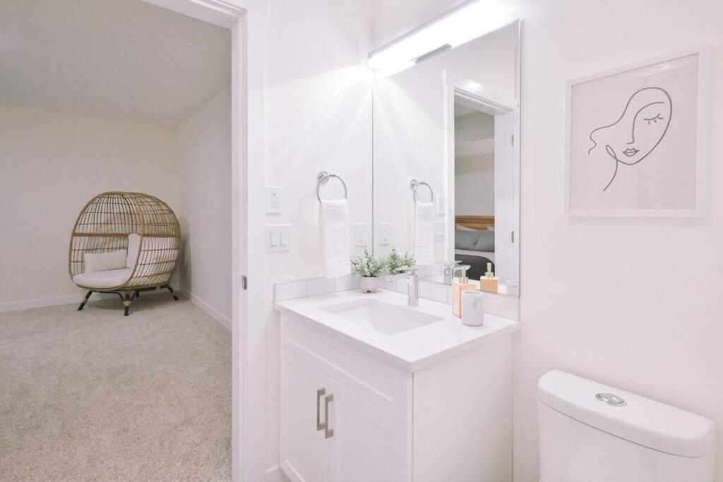 Oasis Getaway, Mins To Lake, King Bed, Dbl Garage Invermere Bagian luar foto