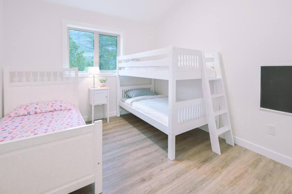 Oasis Getaway, Mins To Lake, King Bed, Dbl Garage Invermere Bagian luar foto