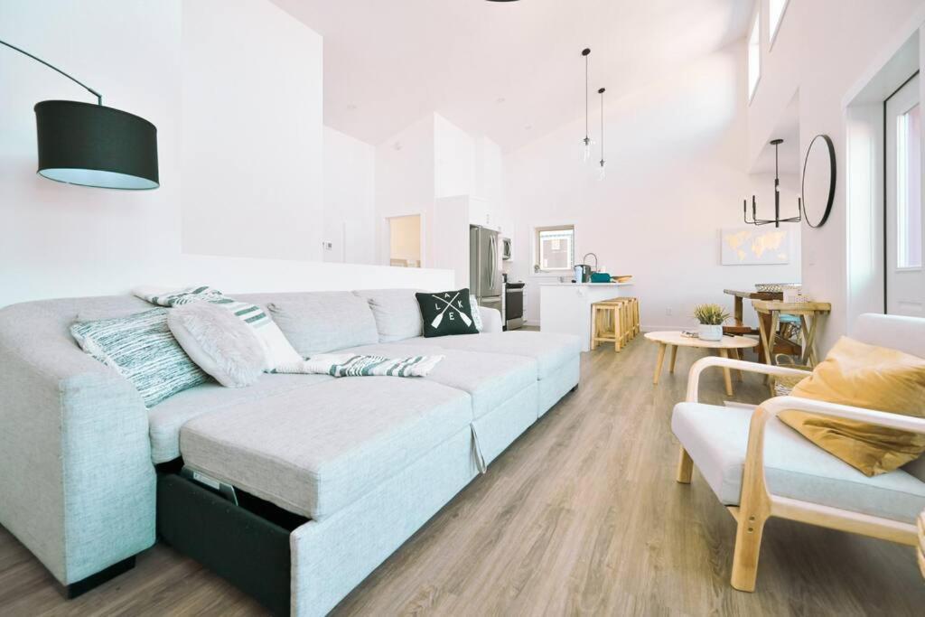 Oasis Getaway, Mins To Lake, King Bed, Dbl Garage Invermere Bagian luar foto