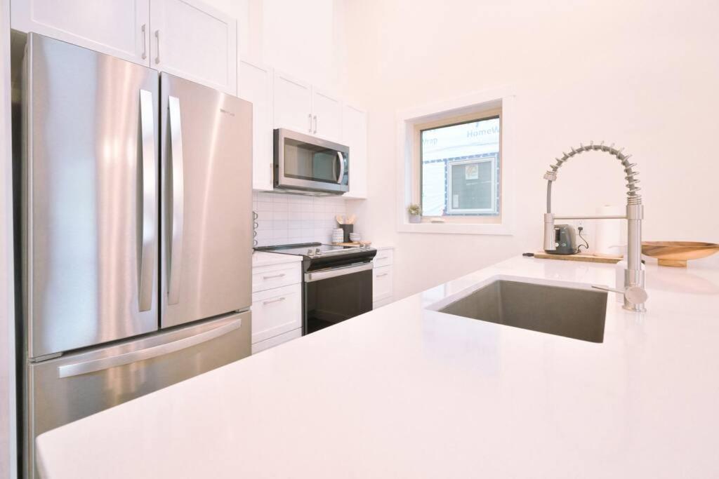 Oasis Getaway, Mins To Lake, King Bed, Dbl Garage Invermere Bagian luar foto