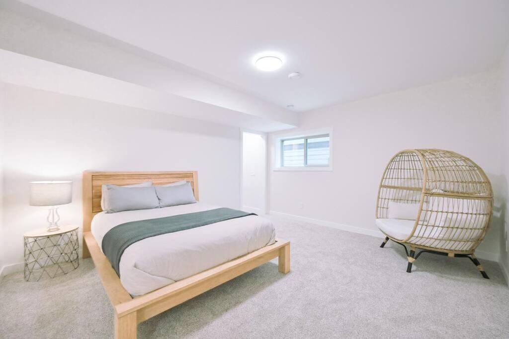 Oasis Getaway, Mins To Lake, King Bed, Dbl Garage Invermere Bagian luar foto
